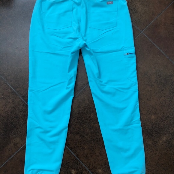 FIGS Scrub Set- Neon Blue - Picture 3 of 5